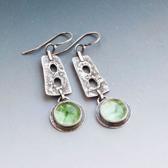 Vintage zilverkleurige staafoorhangers met groen kristal