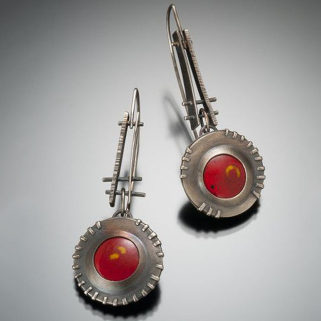 Vintage zilverkleurige schijfoorbellen met rode steen