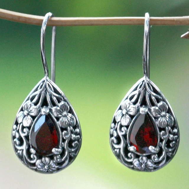 Brincos em Gota de Filigrana com Cristal Vermelho Estilo Vintage