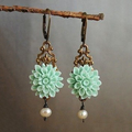 Boho oorbellen met turquoise bloem en parel