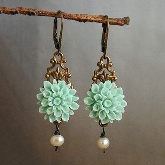 Boho oorbellen met turquoise bloem en parel