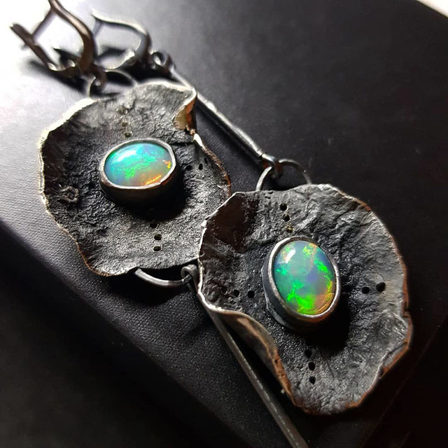 Boho oorbellen met groene opaallook in zilverkleur