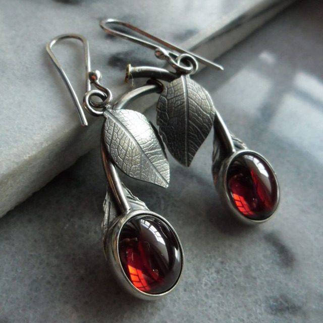 Boho oorbellen met rood kristal