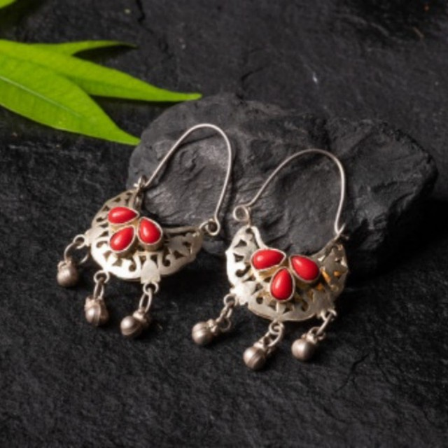 Brincos com Pedras Vermelhas Estilo Vintage
