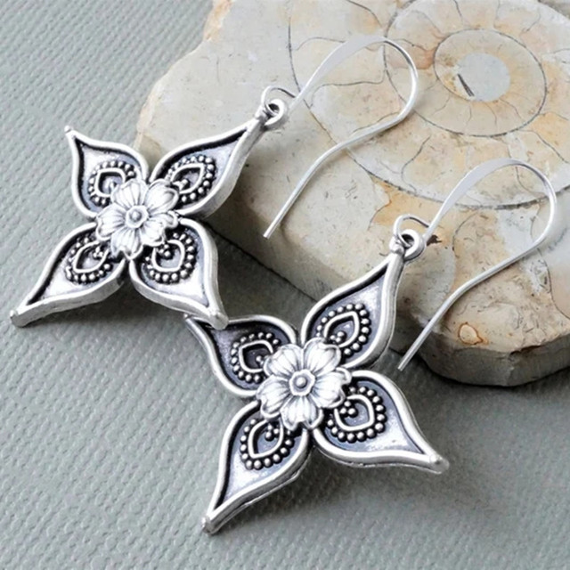 Zilverkleurige bloesemoorbellen met vier blaadjes in vintagestijl