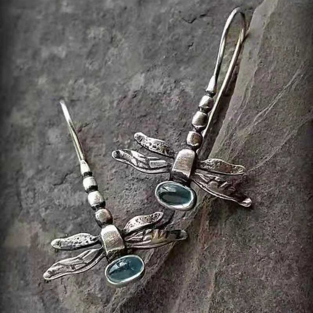 Zilverkleurige libelle-oorbellen met blauwe steen in vintagestijl