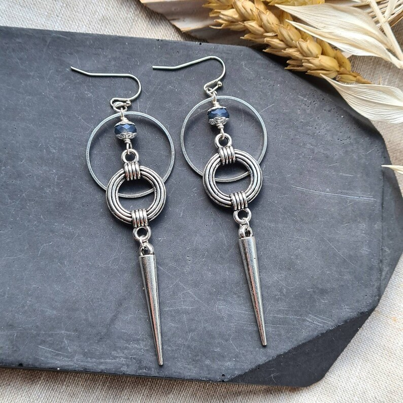 Zilverkleurige oorhangers met cirkel en punt in vintagestijl