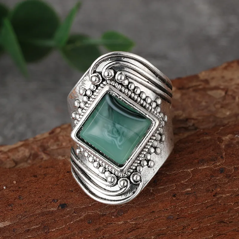 Vintage ring met groene steen