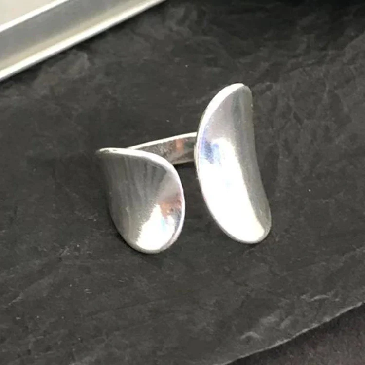 Open zilverkleurige peddelring