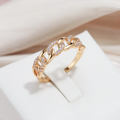 Goudkleurige kroonvormige ring met kristalaccenten