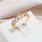 Goudkleurige kroonvormige ring met kristalaccenten