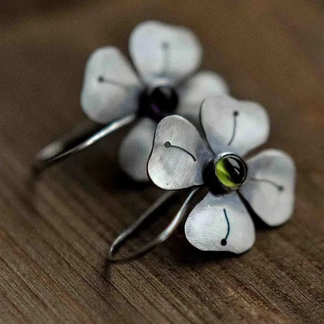 Vintage bloemoorbellen met groene zirkonia