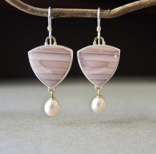 Vintage oorbellen met roze steen en parel