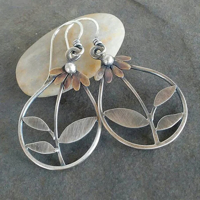 Zilverkleurige oorringen met blad en goudkleurig accent in vintagestijl