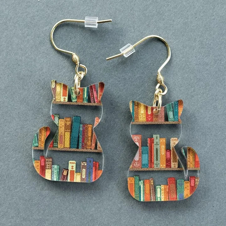 Kleurrijke oorbellen met kat en boekenplank in vintagestijl