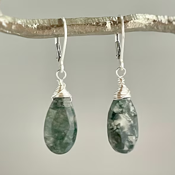 Vintage zilverkleurige oorbellen met groene druppel