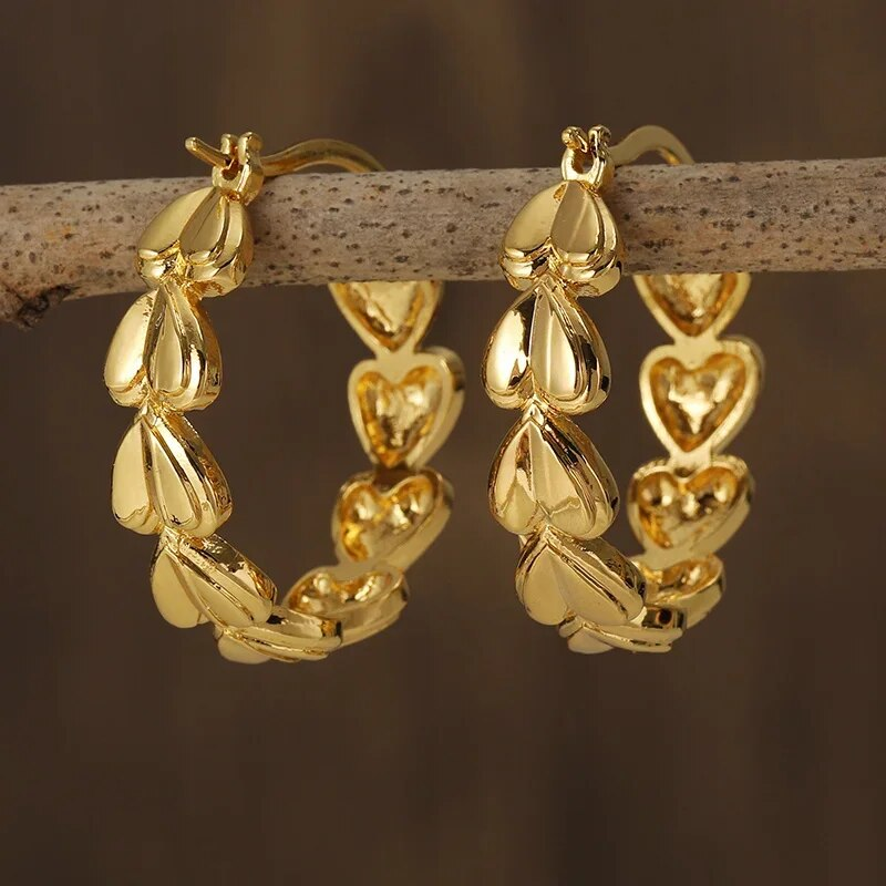 Vintage goudkleurige oorringen met hartjesketting