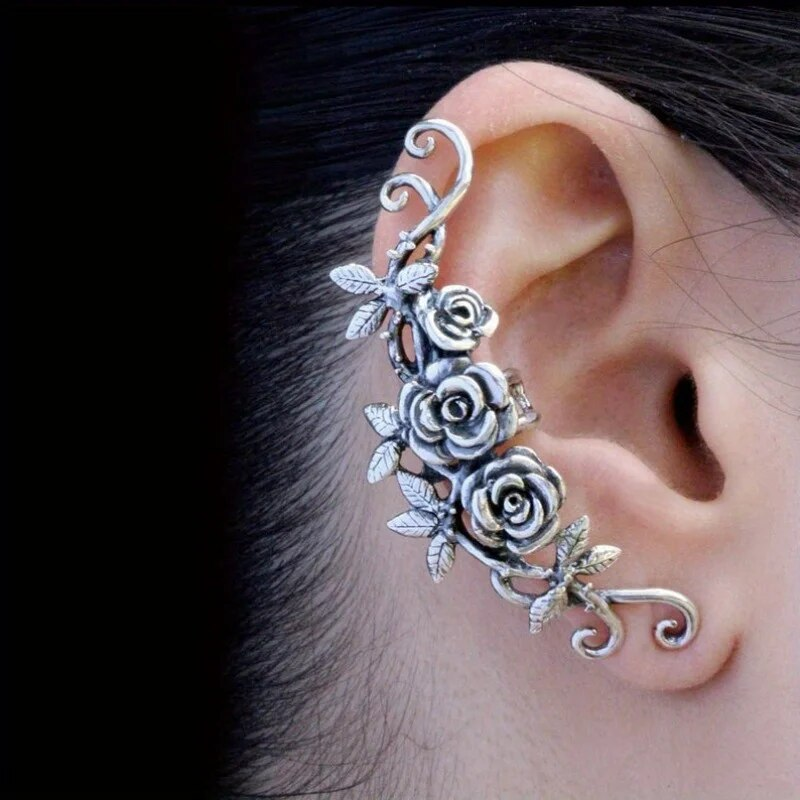 Zilverkleurige ear climber met rozenrank in vintagestijl