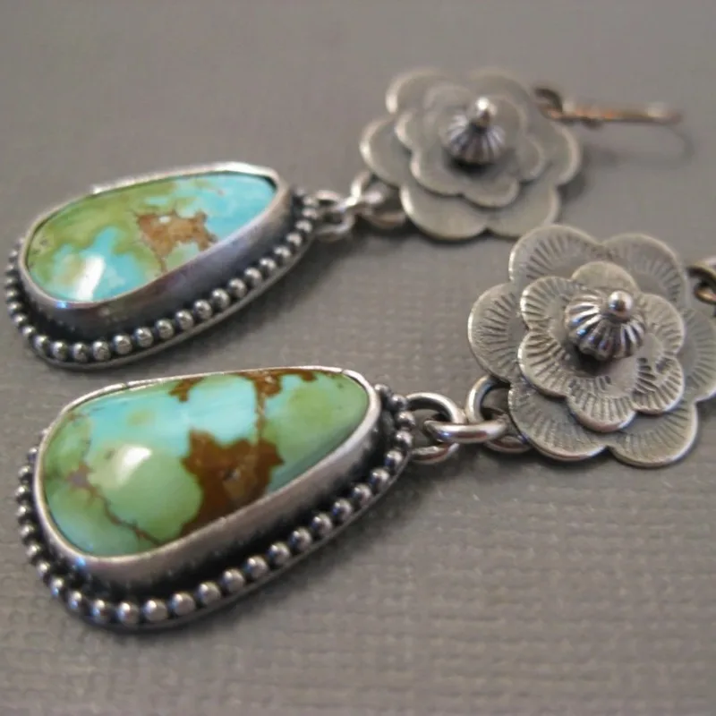 Antieke oorbellen met turkoois steen in vintagestijl