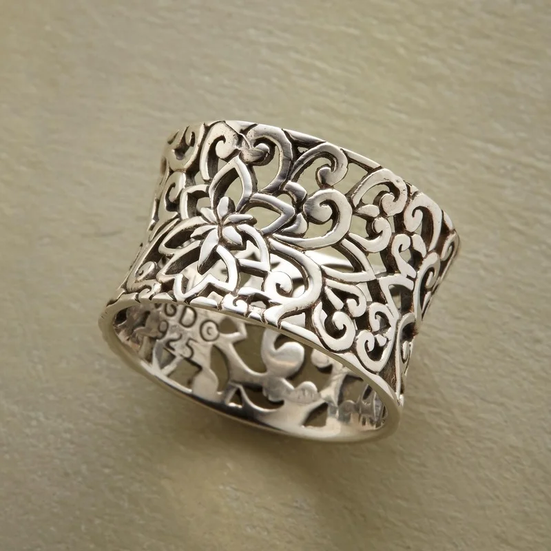 Vintage-Style Hollow Ivy Ring