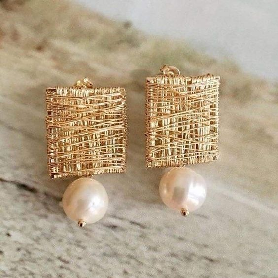 Brincos Quadrado Tecido Dourados com Pérola Estilo Vintage