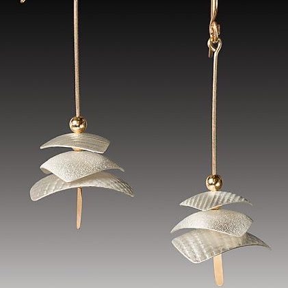 Zilverkleurige oorhangers met plaatje in vintagestijl
