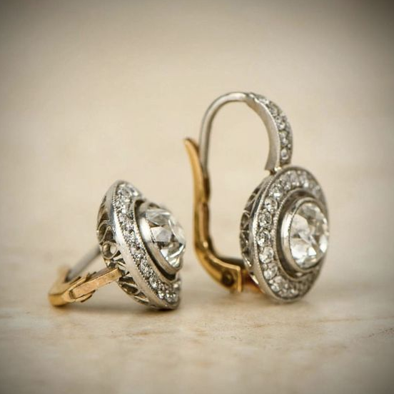 Zilverkleurige oorbellen met zirkonia in vintagestijl