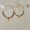 Perleøreringe i vintagestil i tre metalfinish