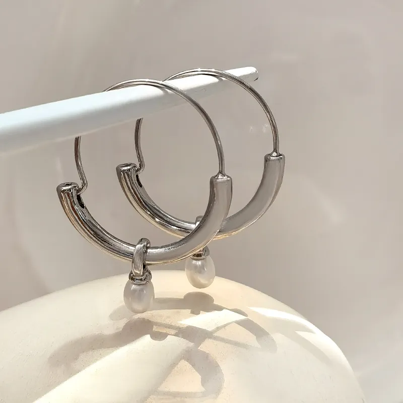Brincos de Pérola em Três Acabamentos de Metal Estilo Vintage