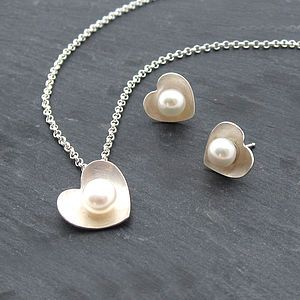 Set van hanger en oorknopjes met parel en hart