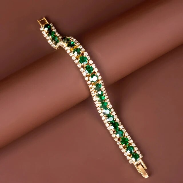 Goudkleurige armband met groene stenen
