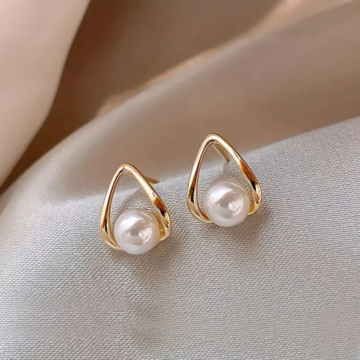 Hollow Triangle Pearl Earrings
