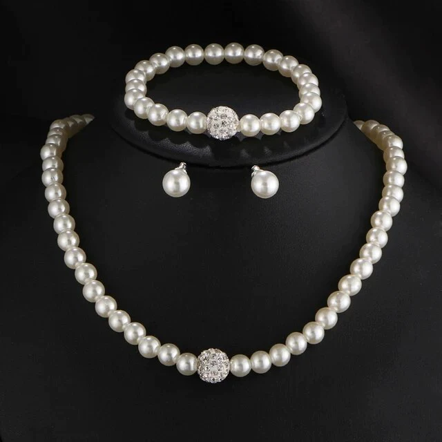 Set van parelchoker, armband en oorknopjes