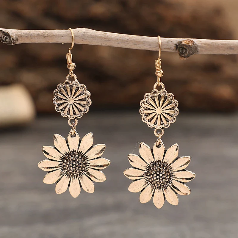 Vintage goudkleurige oorhangers met dubbele bloem