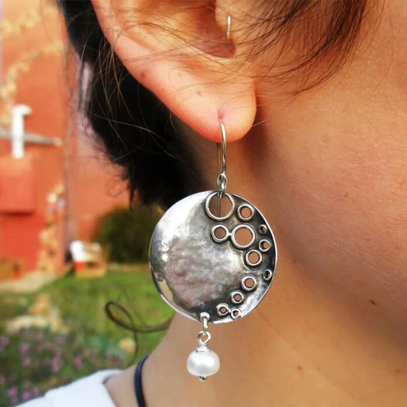 Ronde holle oorbellen met parel in vintagestijl