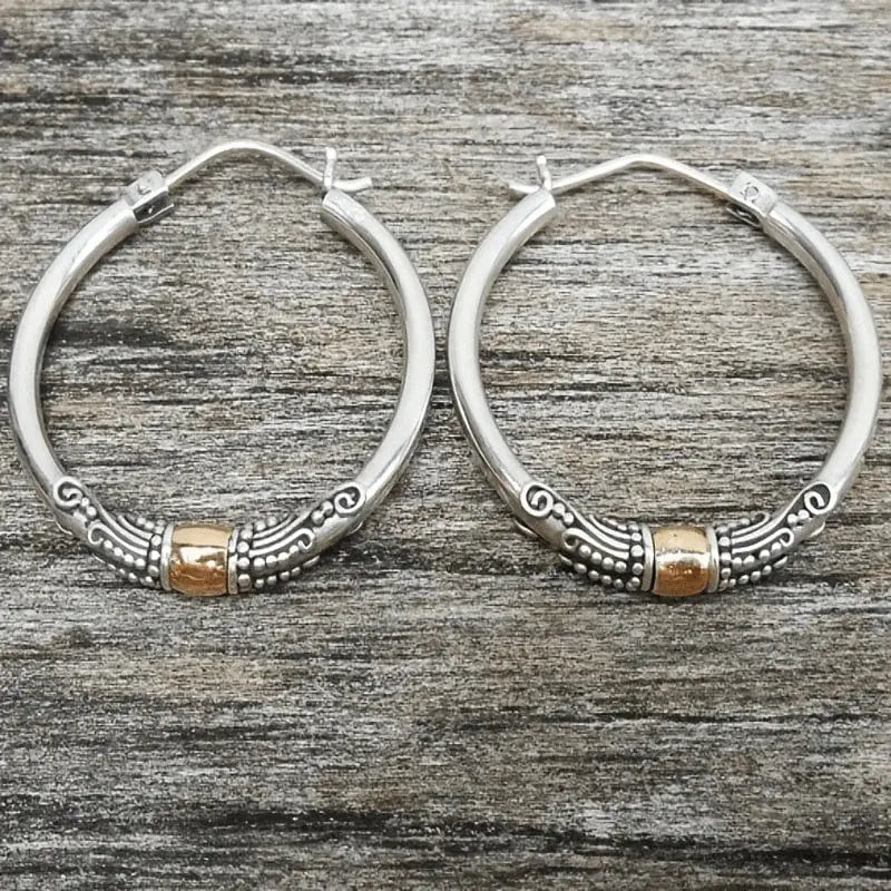 Zilverkleurige oorringen met bewerkt patroon in vintagestijl