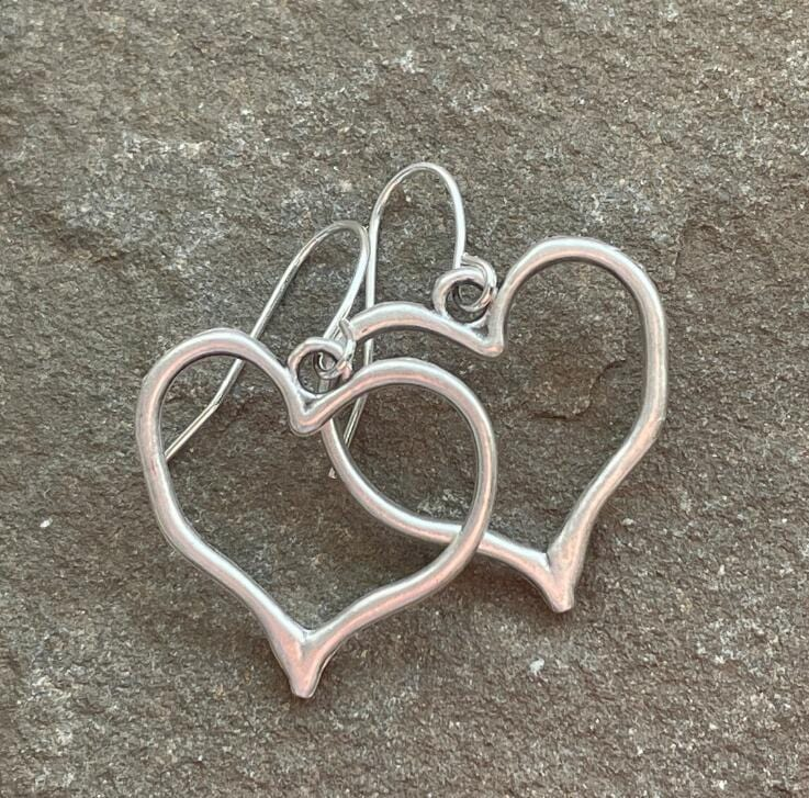 Zilverkleurige oorbellen met dubbel hol hart in vintagestijl