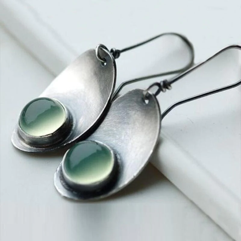 Vintage verzilverde oorbellen met groen kristal