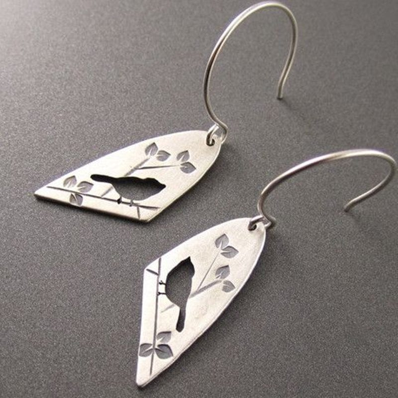 Zilverkleurige oorbellen met uitgesneden vogel in vintagestijl