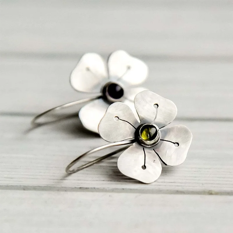 Boucles d'oreilles fleur serties de cristal vert style vintage