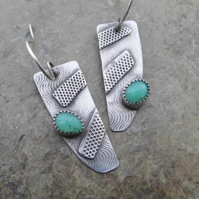 Boucles d'oreilles bord dentelé serties de pierre turquoise style vintage