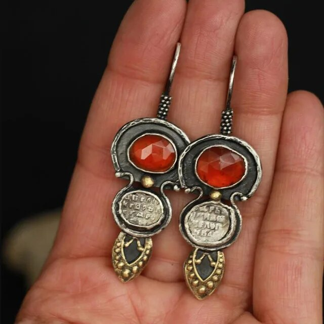 Boucles d'oreilles serties de cristal rouge style vintage