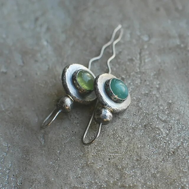 Boucles d'oreilles serties de pierres vertes et bleues style vintage