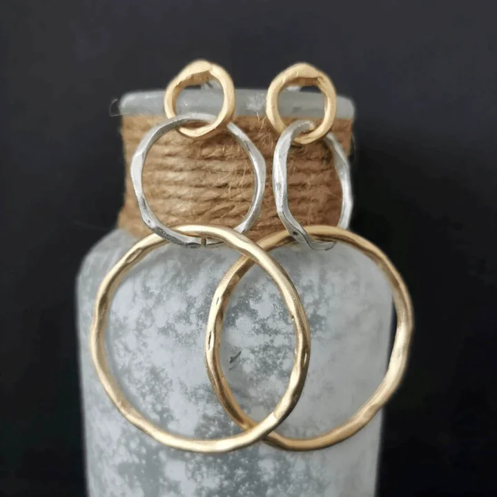 Vintage goudkleurige dubbele cirkeloorbellen met zilverkleurige schijf