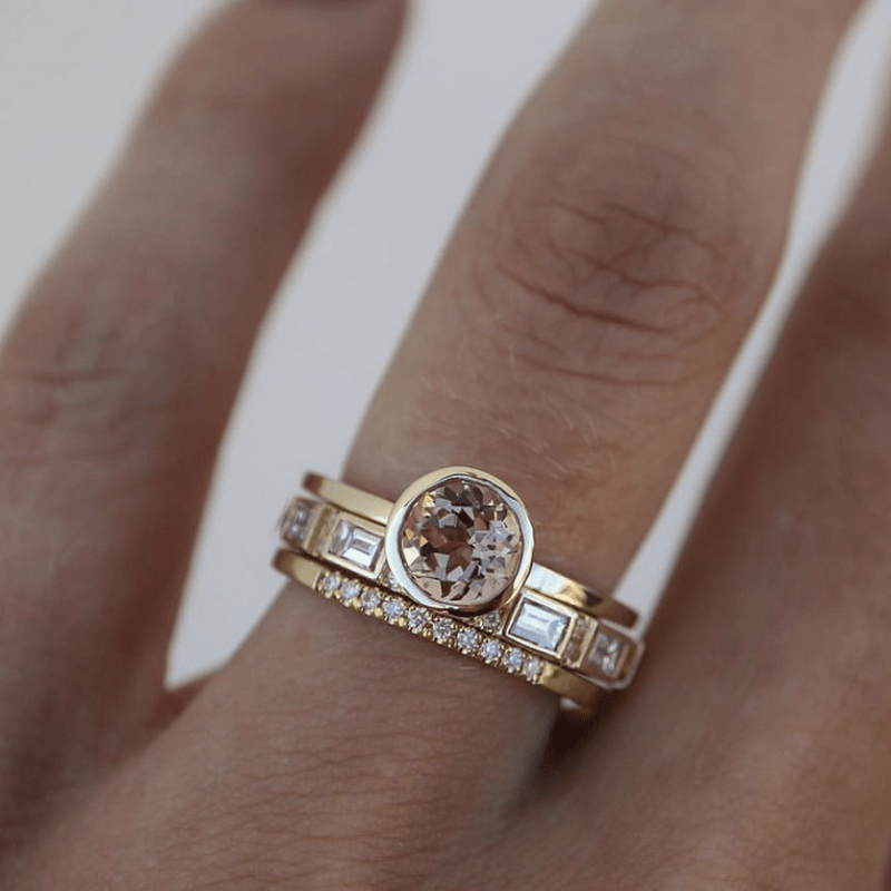 Conjunto de Anéis Dourados com Cristais Incrustados