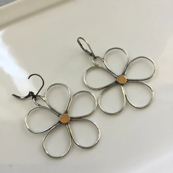 Zilverkleurige holle bloemoorbellen in vintagestijl
