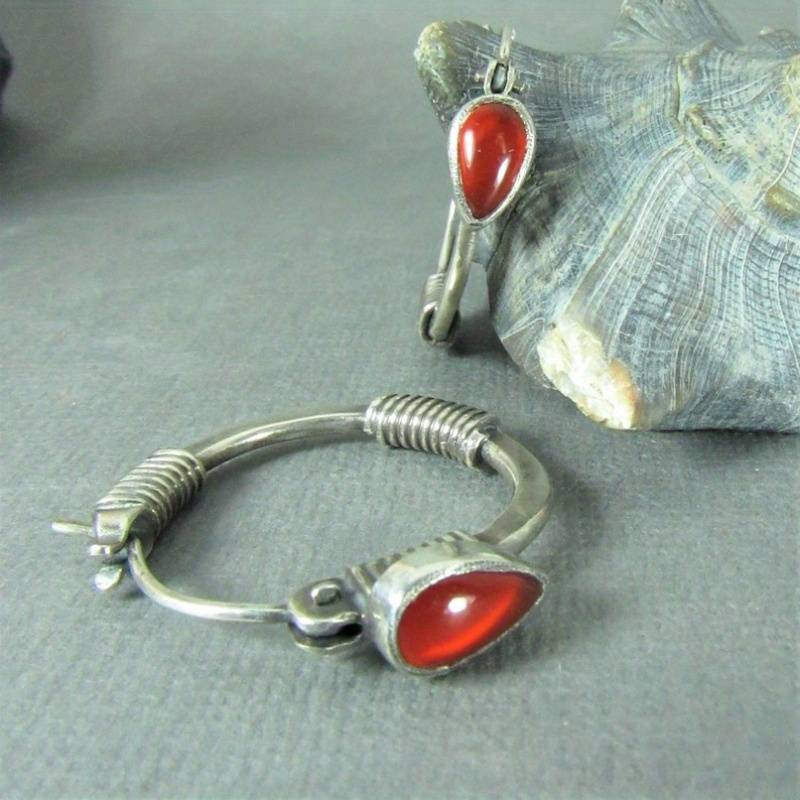 Vintage zilverkleurige cuff-oorringen met rode steen