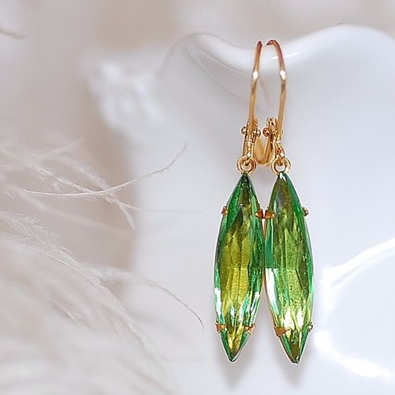 Vintage oorhangers met groene marquisesteen
