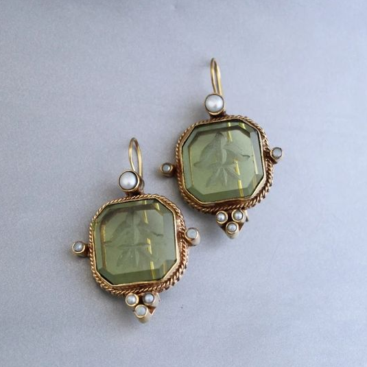 Brincos com Cristal Verde e Pérola com Armação Suave Estilo Vintage