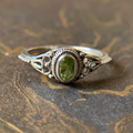 Sølvfarvet ring i vintagestil med olivengrøn sten